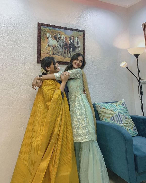 पूजा मुंद्रा अपनी बहन के साथ