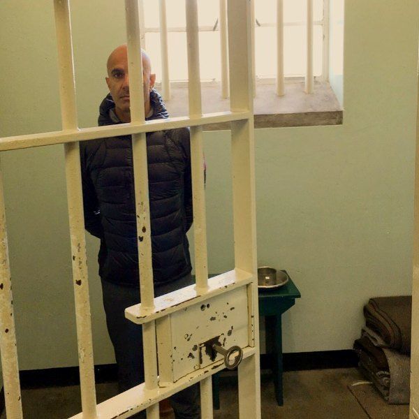 रॉबिन नेल्सन मंडेला की जेल का दौरा किया