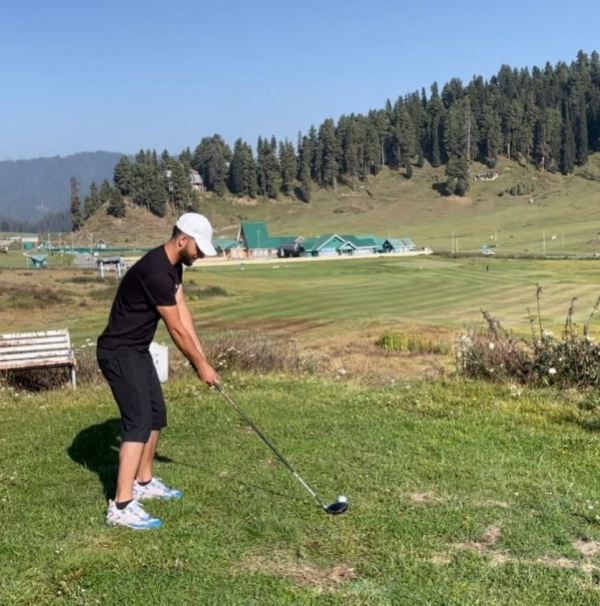 गुलमर्ग में गोल्फ खेलते हुए आरिफ खान