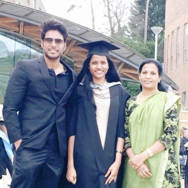 संदीप किशन अपनी बहन और मां के साथ