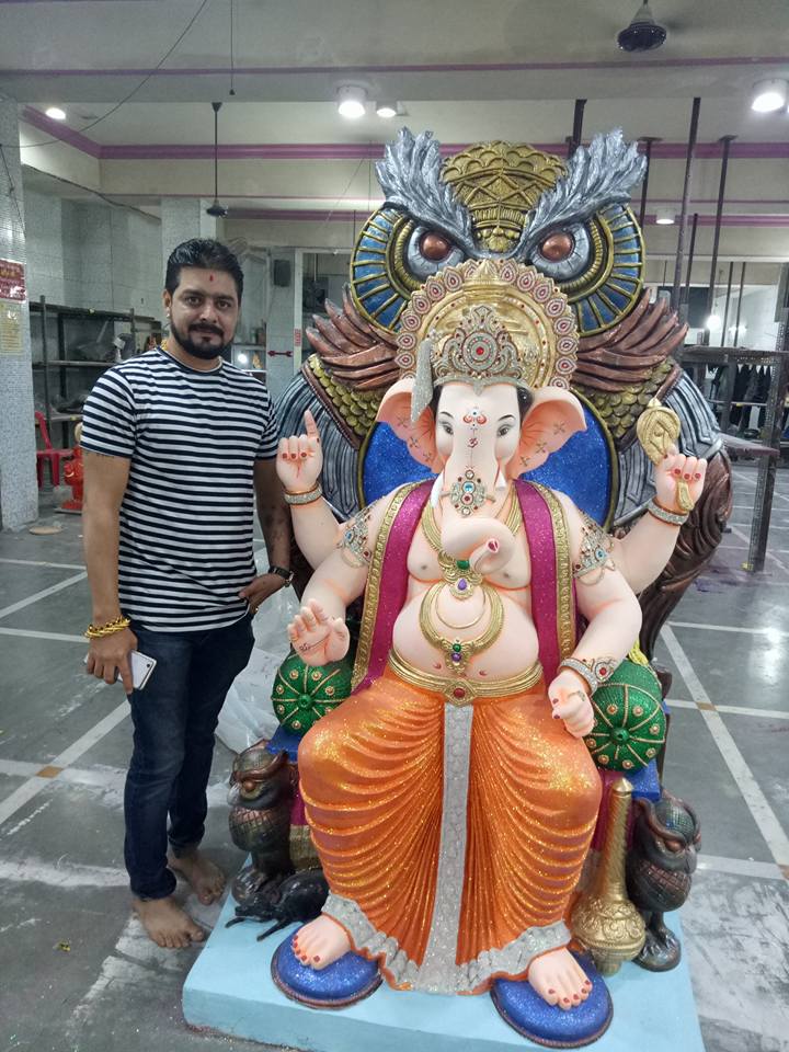 भगवान गणेश की मूर्ति के साथ हिंदुस्तानी भाऊ