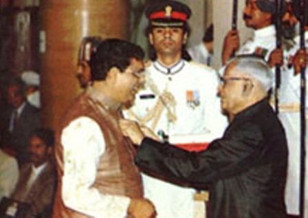 बिंदेश्वर पाठक भारत के राष्ट्रपति आर वेंकटरमन से पद्म भूषण प्राप्त करते हुए