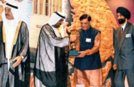दुबई इंटरनेशनल अवार्ड प्राप्त करते बिंदेश्वर पाठक