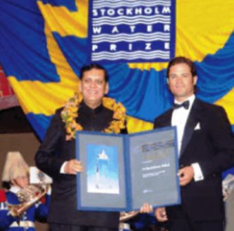 स्टॉकहोम जल पुरस्कार प्राप्त करते हुए बिंदेश्वर पाठक