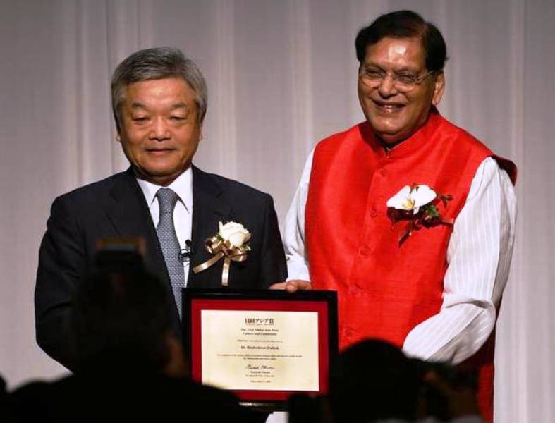 निक्केई एशिया पुरस्कार प्राप्त करते बिंदेश्वर पाठक