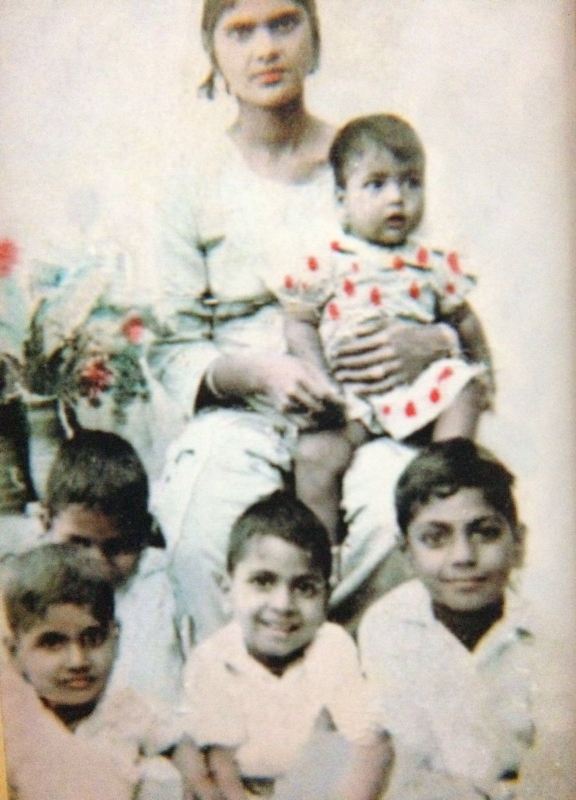 नवाजुद्दीन सिद्दीकी (दाईं ओर बैठे) अपनी मां और भाई-बहनों के साथ