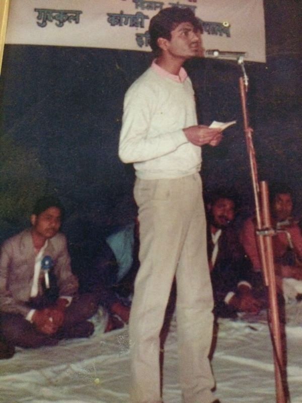 नवाजुद्दीन सिद्दीकी अपने विश्वविद्यालय में एक भाषण प्रतियोगिता में भाग लेते हुए