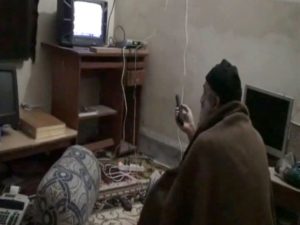ओसामा बिन लादेन पाकिस्तान के एबटाबाद में टीवी देख रहा है