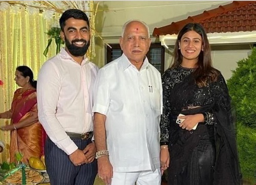 डॉ सौंदर्या नीरज अपने पति, नीरज और उनके दादा, बीएस येदियुरप्पा के साथ
