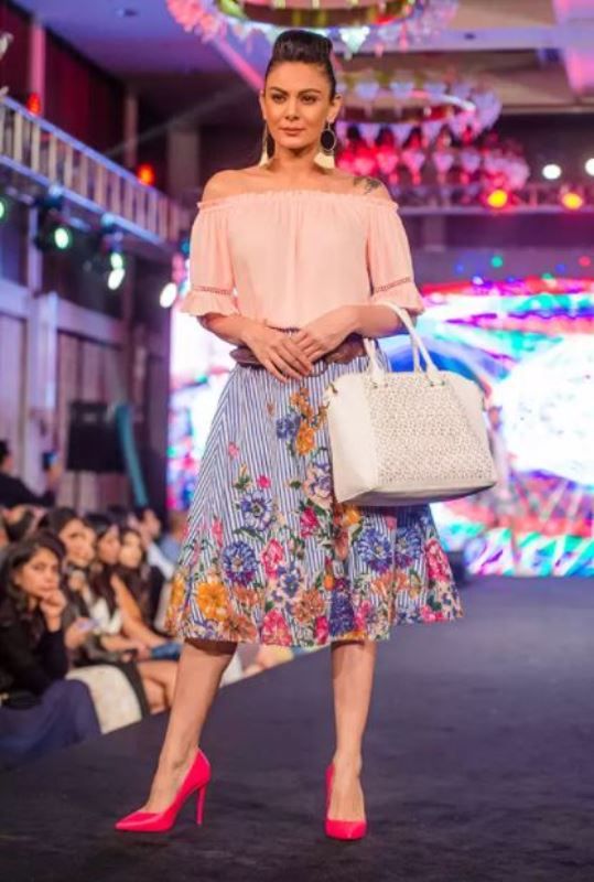 आंचल कुमार मुंबई में शॉपर्स स्टॉप डिज़ाइनर ऑफ़ द ईयर 2017 फैशन शो में रैंप वॉक करती हुईं