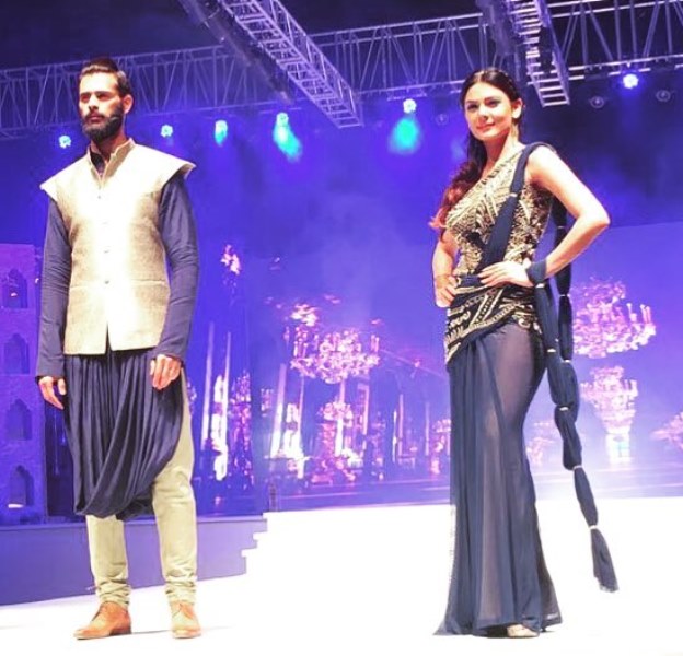 आंचल कुमार 2016 में डेलना पूनावाला फैशन शो में रैंप पर उतरीं
