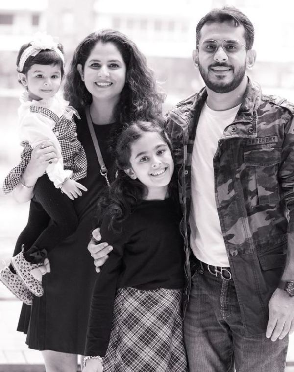 प्रिया डागर अपनी बेटियों और पति के साथ