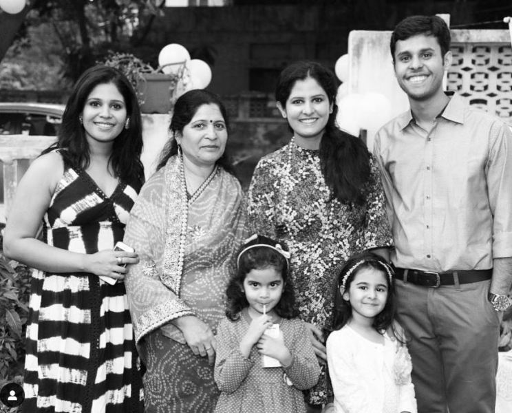 प्रिया डागर अपनी मां, बहन, भाई और बेटियों के साथ