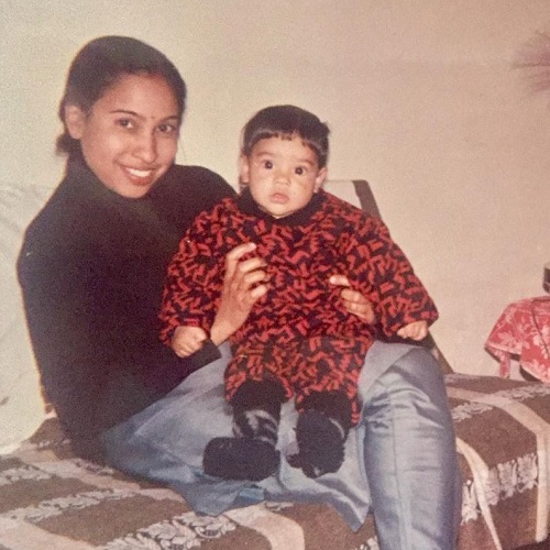 मां के साथ सुमोना चक्रवर्ती की बचपन की फोटो