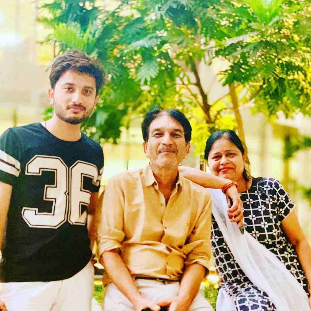 ईशान खान अपने माता-पिता के साथ