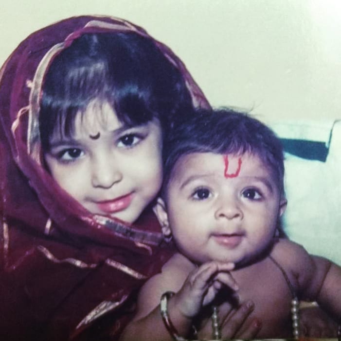 अपने छोटे भाई के साथ नेहा शिटोले की बचपन की फोटो