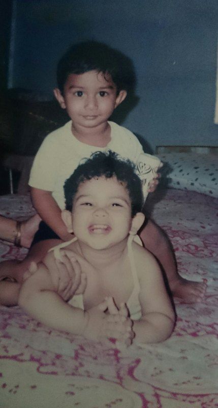 अपने भाई के साथ सूरज नांबियार की बचपन की तस्वीर (ऊपर)