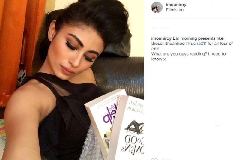 मौनी रॉय ने सोशल मीडिया पर दिखाया किताबों के प्रति अपना प्यार