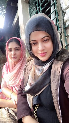 राइमा इस्लाम शिमू अपनी बहन के साथ
