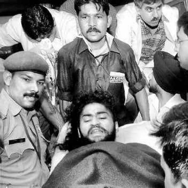 दुर्घटनावश गोली लगने से घायल होने के बाद संदीप सिंह पीजीआईएमईआर चंडीगढ़ पहुंचे