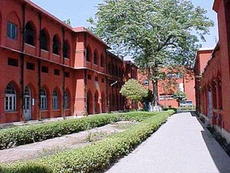 गवर्नमेंट कॉलेज, पूर्व में पंजाब यूनिवर्सिटी कॉलेज, होशियारपुर में, जहाँ डॉ मनमोहन सिंह एक छात्र थे और बाद में 1950 के दशक के अंत में प्रोफेसर थे।