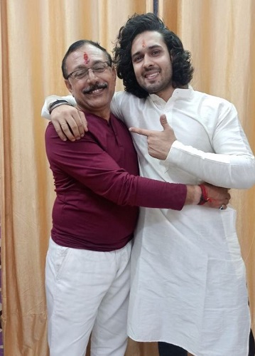 देवेश शर्मा अपने पिता के साथ