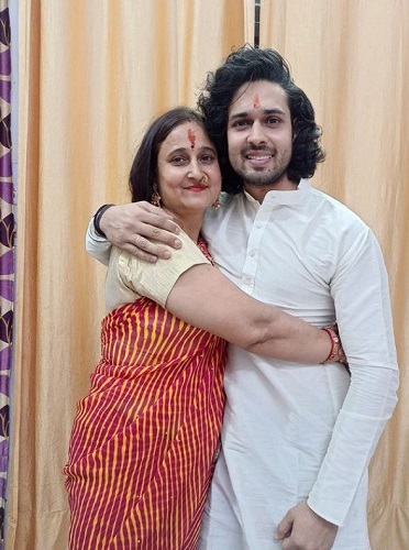 देवेश शर्मा अपनी मां के साथ