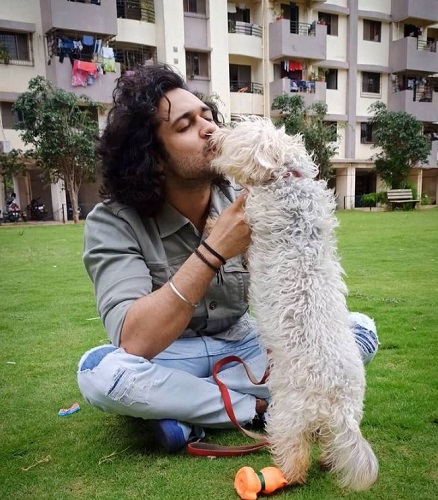 कुत्ते के साथ देवेश शर्मा