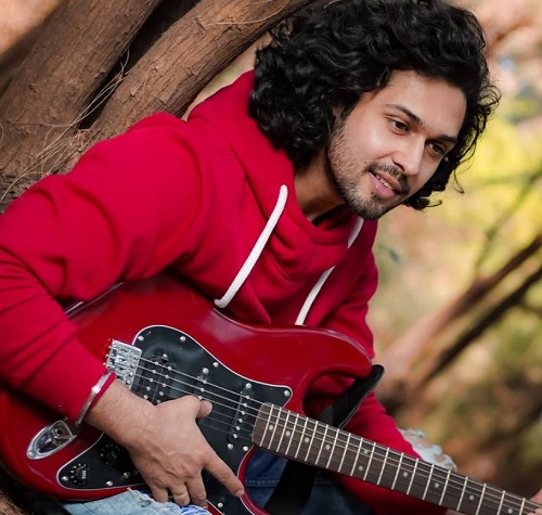गिटार बजाते हुए देवेश शर्मा