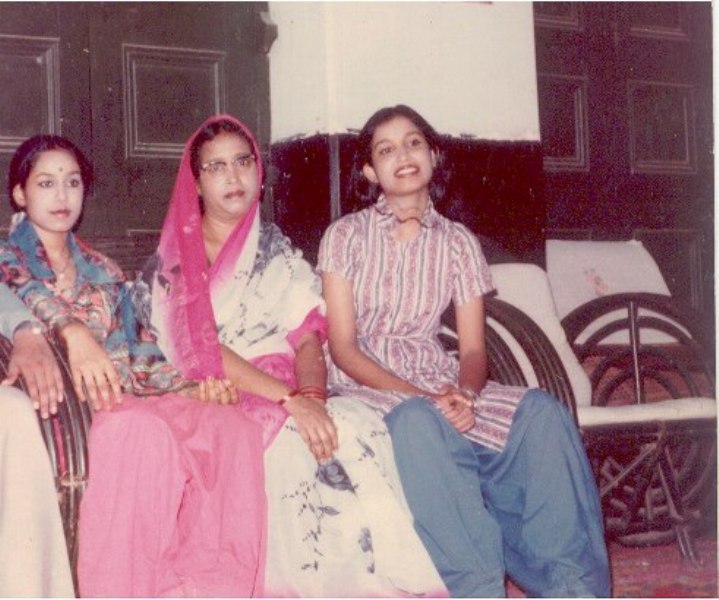 यास्मीन (तसलीमा की बहन), (बीच में) तसलीमा की मां, तसलीमा (सबसे दूर दाईं ओर)
