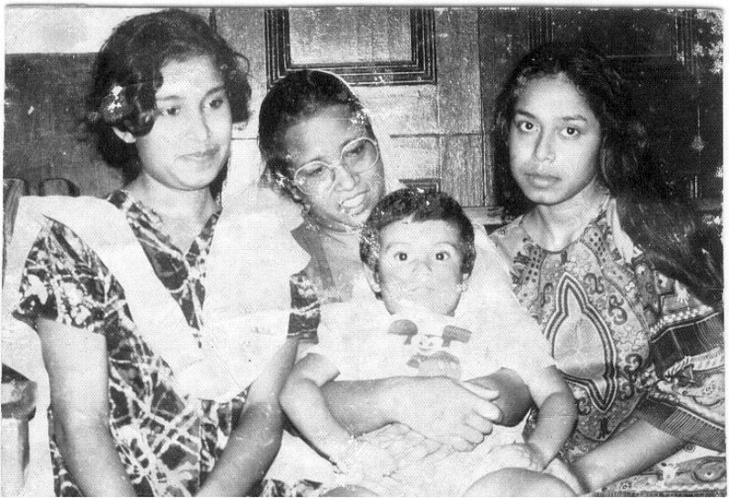 युवा तसलीमा नसरीन (दूर बाएं) अपनी मां और भाई-बहनों के साथ