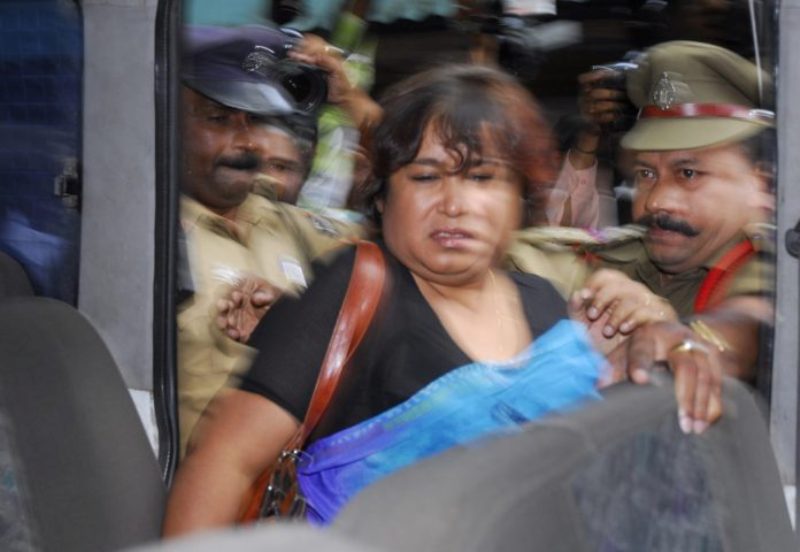 भारतीय पुलिस के रूप में बांग्लादेशी लेखिका तसलीमा नसरीन, हैदराबाद, भारत में गुरुवार 9 अगस्त, 2007 को गुस्साए मुस्लिम प्रदर्शनकारियों द्वारा उसके साथ मारपीट करने के बाद उसे प्रेस क्लब से बाहर ले गई।