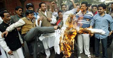 2008 में कोलकाता में विरोध प्रदर्शन के दौरान मुसलमानों ने लेखक तसलीमा नसरीन का पुतला फूंका