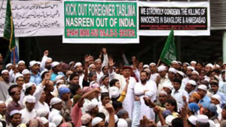 बांग्लादेशी लेखिका तसलीमा नसरीन के निर्वासन की मांग को लेकर कोलकाता में मुसलमानों का प्रदर्शन