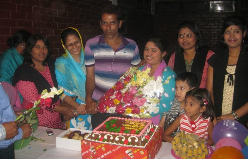 ढाका में एक जन्मदिन समारोह में तसलीमा (दाएं)