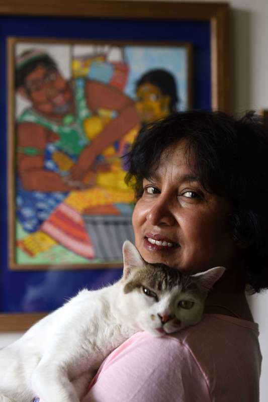 तसलीमा अपनी पालतू बिल्ली के साथ