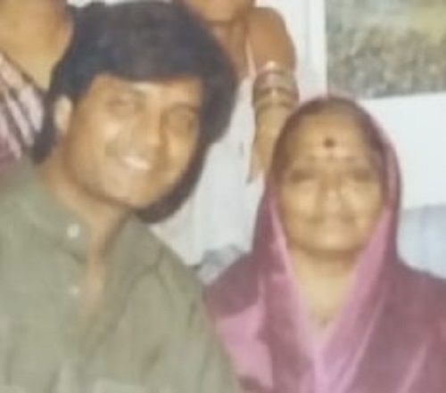 अरुण वर्मा अपनी मां के साथ