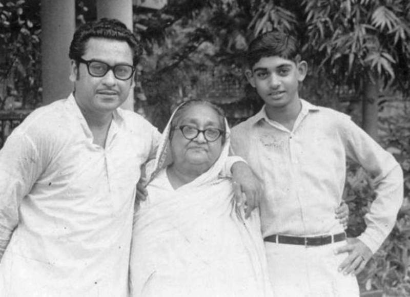 किशोर कुमार अपनी मां और बेटे के साथ
