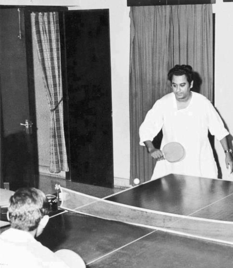 टेबल टेनिस खेल रहे किशोर कुमार