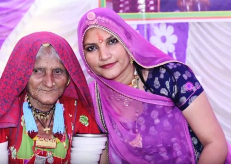 रूमा देवी अपनी दादी के साथ