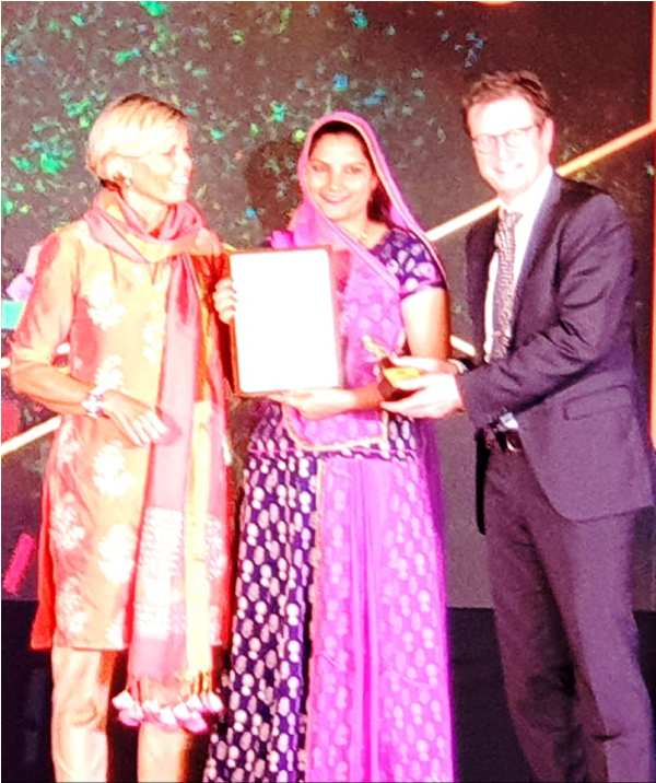 रूमा देवी पुरस्कार प्राप्त करती हुई