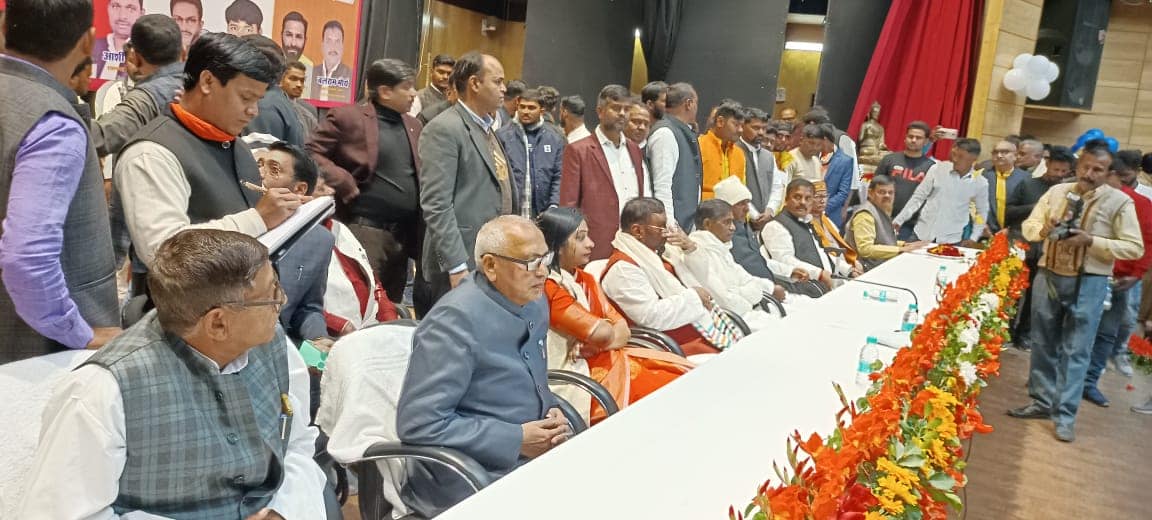 भाजपा सदस्यों की बैठक के दौरान संघमित्रा मौर्य