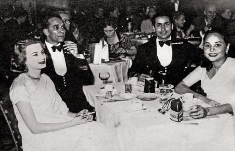 1952 में लंदन में पिकाडिली पर पिगले क्लब में सिल्विया (बाएं से), लेफ्टिनेंट कमांडर जॉन परेरा, कावास नानावटी और जॉयस परेरा