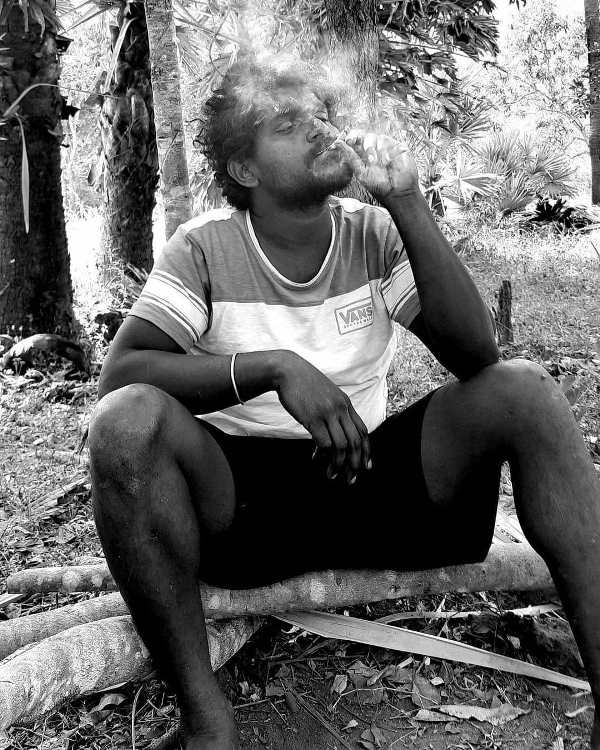 जगदीश प्रताप बंडारी की सिगरेट पीते हुए एक तस्वीर।