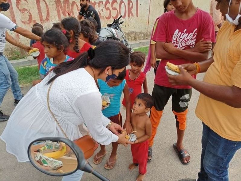 कोविड 19 महामारी के दौरान सड़कों पर खाना बांटती प्रियंका मौर्य