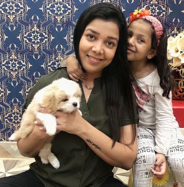 प्रियंका मौर्य अपनी बेटी और अपने पालतू कुत्ते के साथ