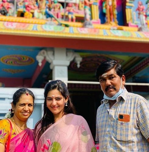 अथुल्या रवि अपने माता-पिता के साथ एक मंदिर में