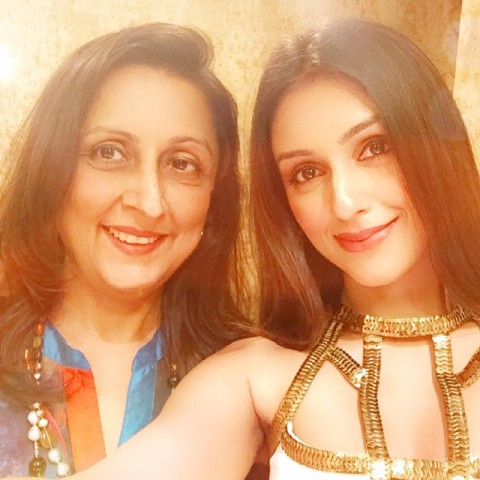 आरती छाबड़िया अपनी मां के साथ