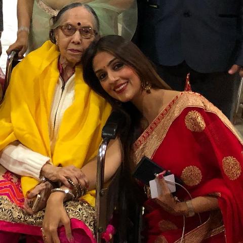 आरती छाबड़िया अपनी दादी के साथ