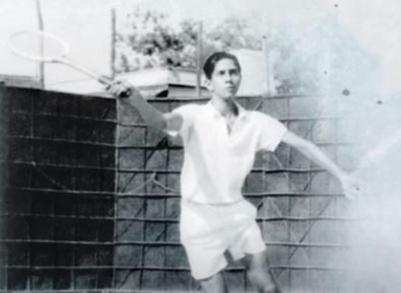 टेनिस खेल रहे श्रीनिवासन